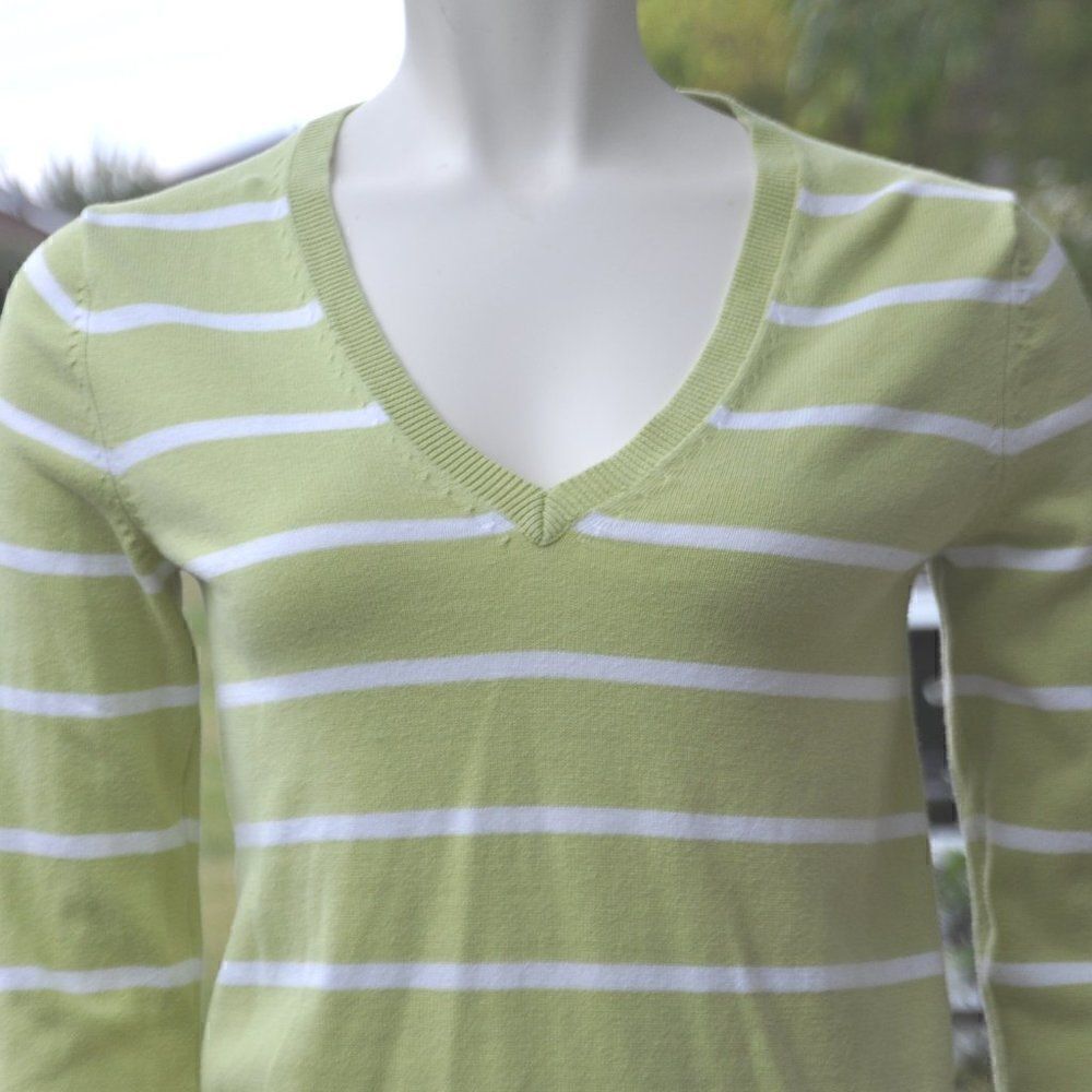 2/$10 Joe Fresh V-Neck Sweater 100 percent coton MUST BUNDLE FOR THIS PRICE